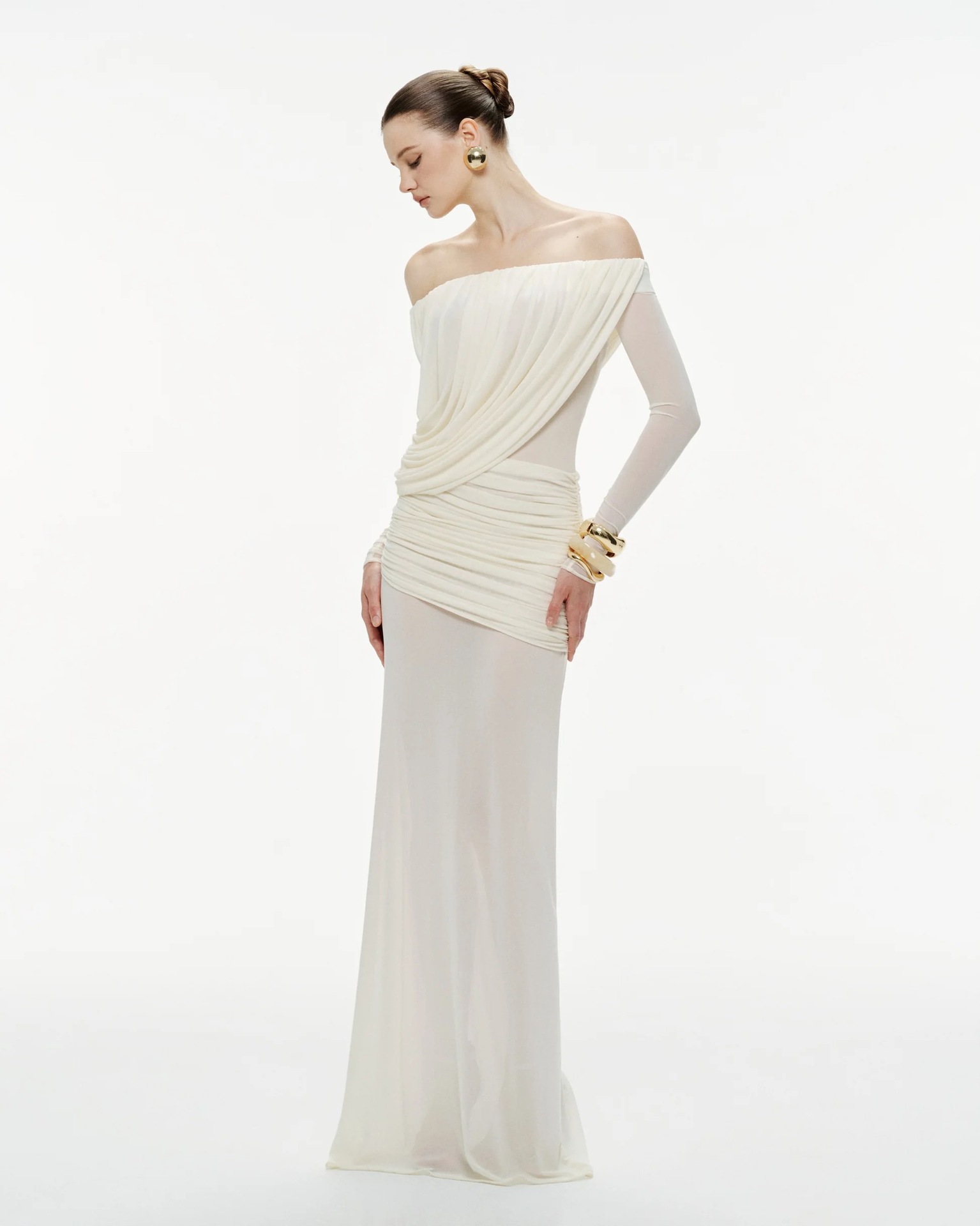 فستان طويل بحافة واسعة باللون الأبيض