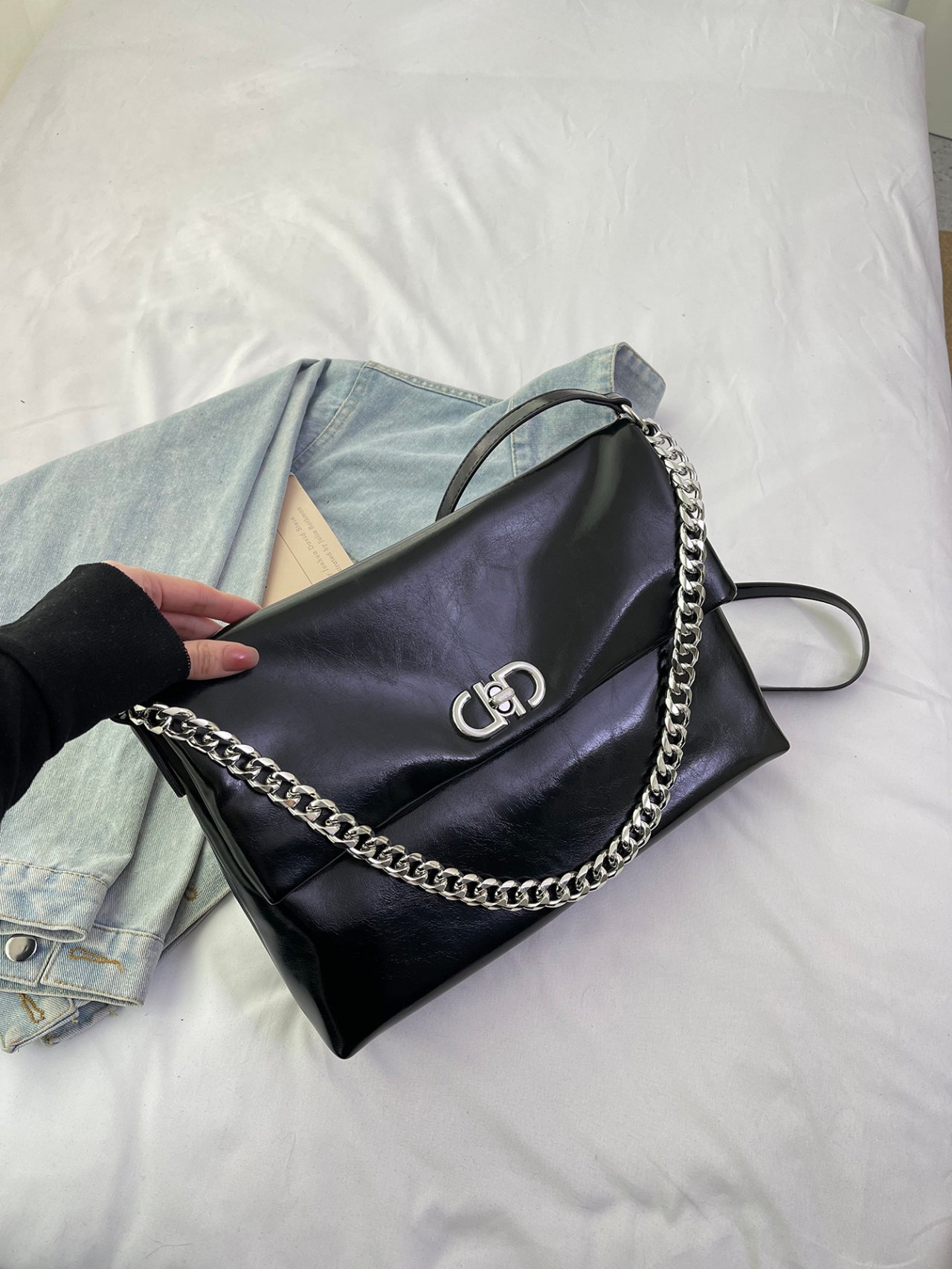 Black Solid Shoulder Bag with Magnetic