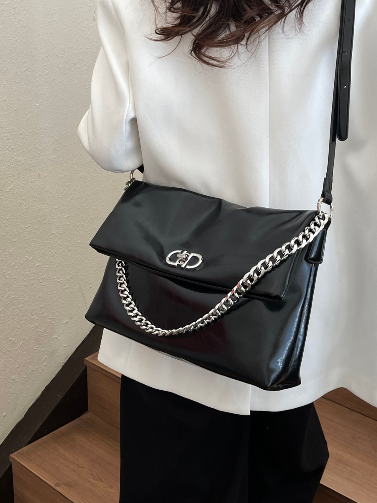 Black Solid Shoulder Bag with Magnetic
