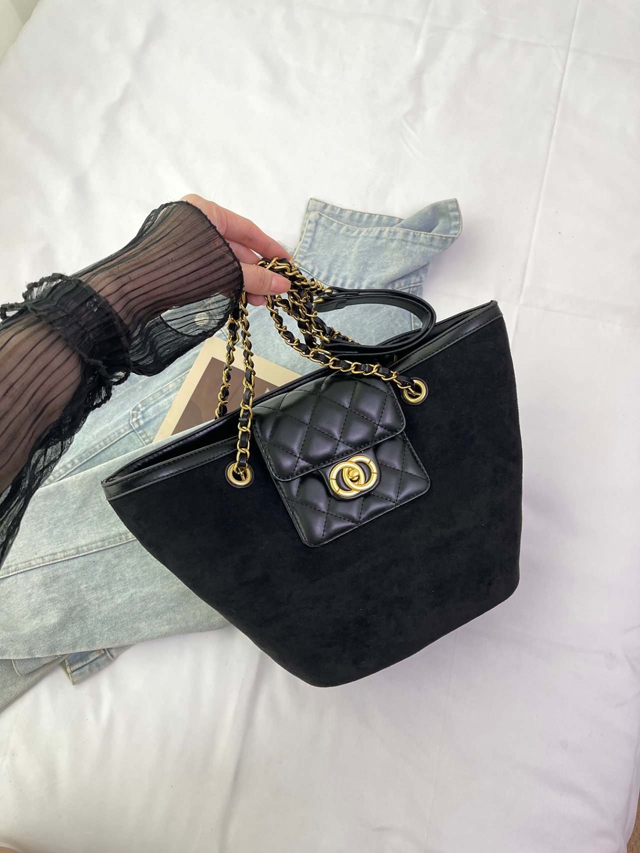 Black Solid Shoulder Bag with Magnetic