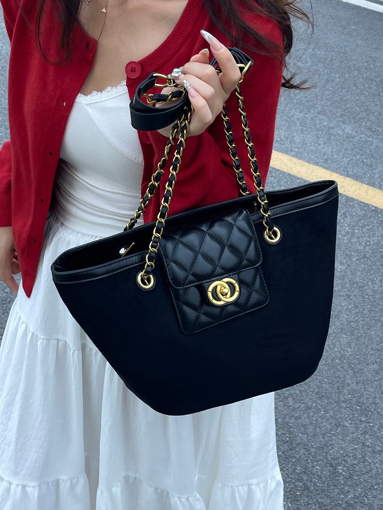 Black Solid Shoulder Bag with Magnetic