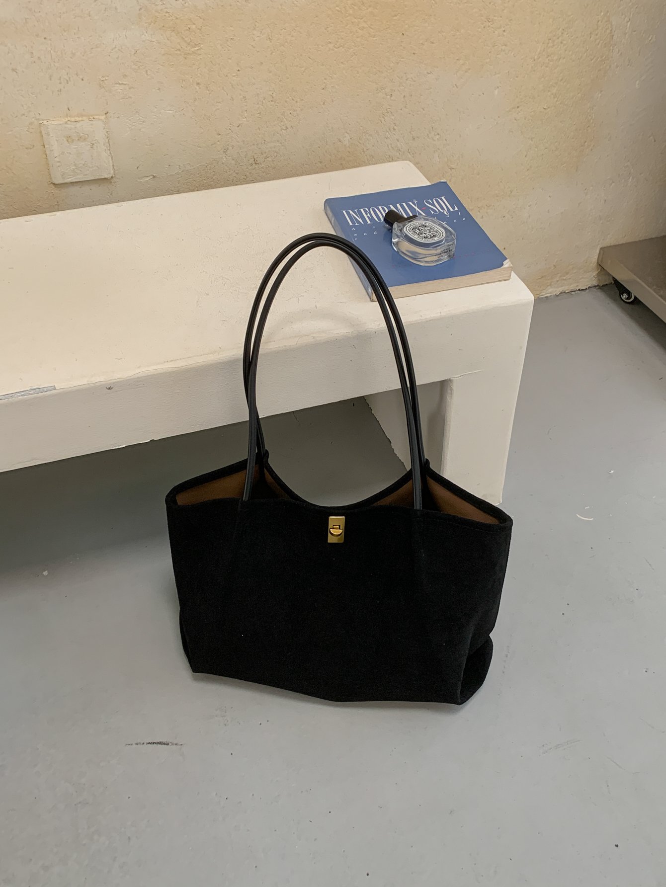 حقيبة كتف سادة وقفل ضغط سوداء