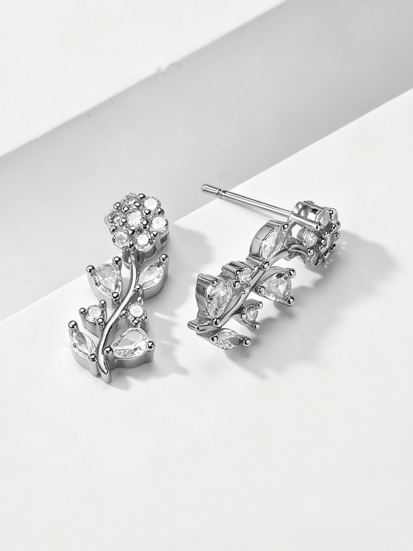 اقراط متدلية بتصميم زهور من الزركون للنساء فضية
