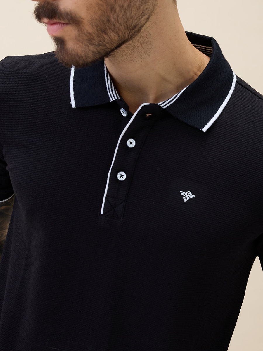 تيشيرت بولو سادة بحواف متباينة بقصة مستقيمة