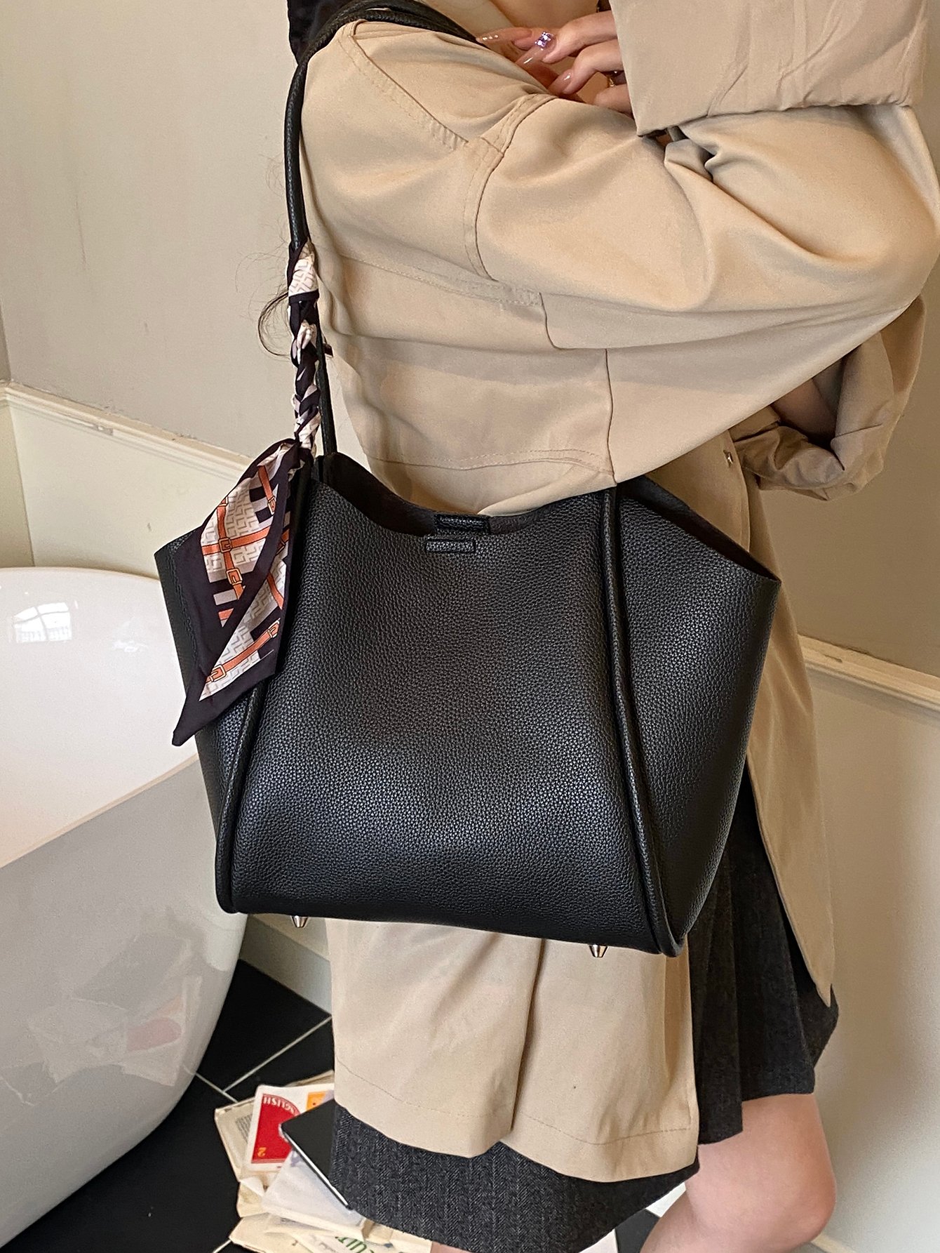 Black Solid Shoulder Bag with Magnetic