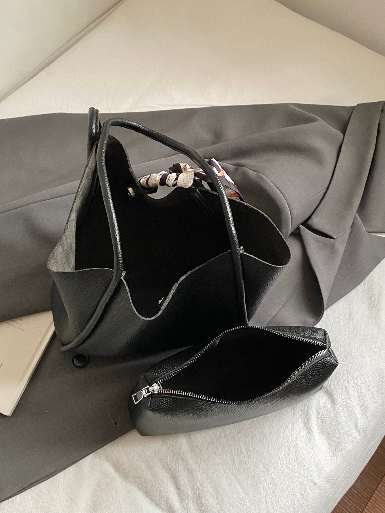 Black Solid Shoulder Bag with Magnetic