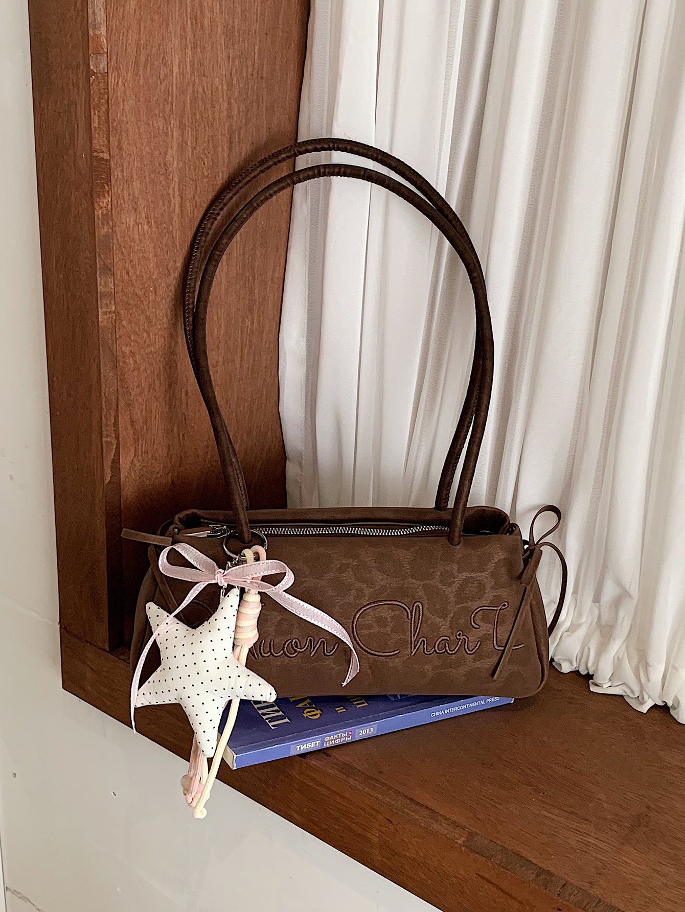 Womens single-shoulder underarm bag with keychain