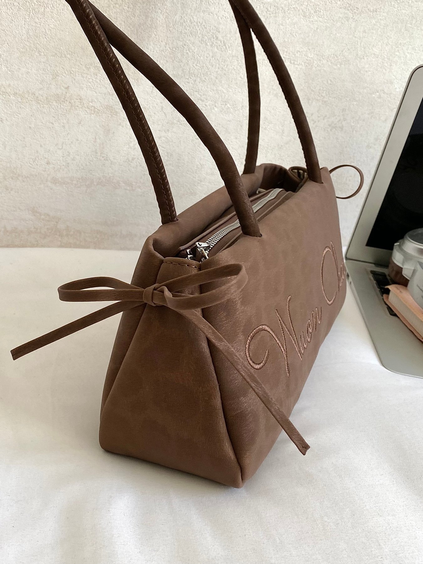 Womens single-shoulder underarm bag with keychain