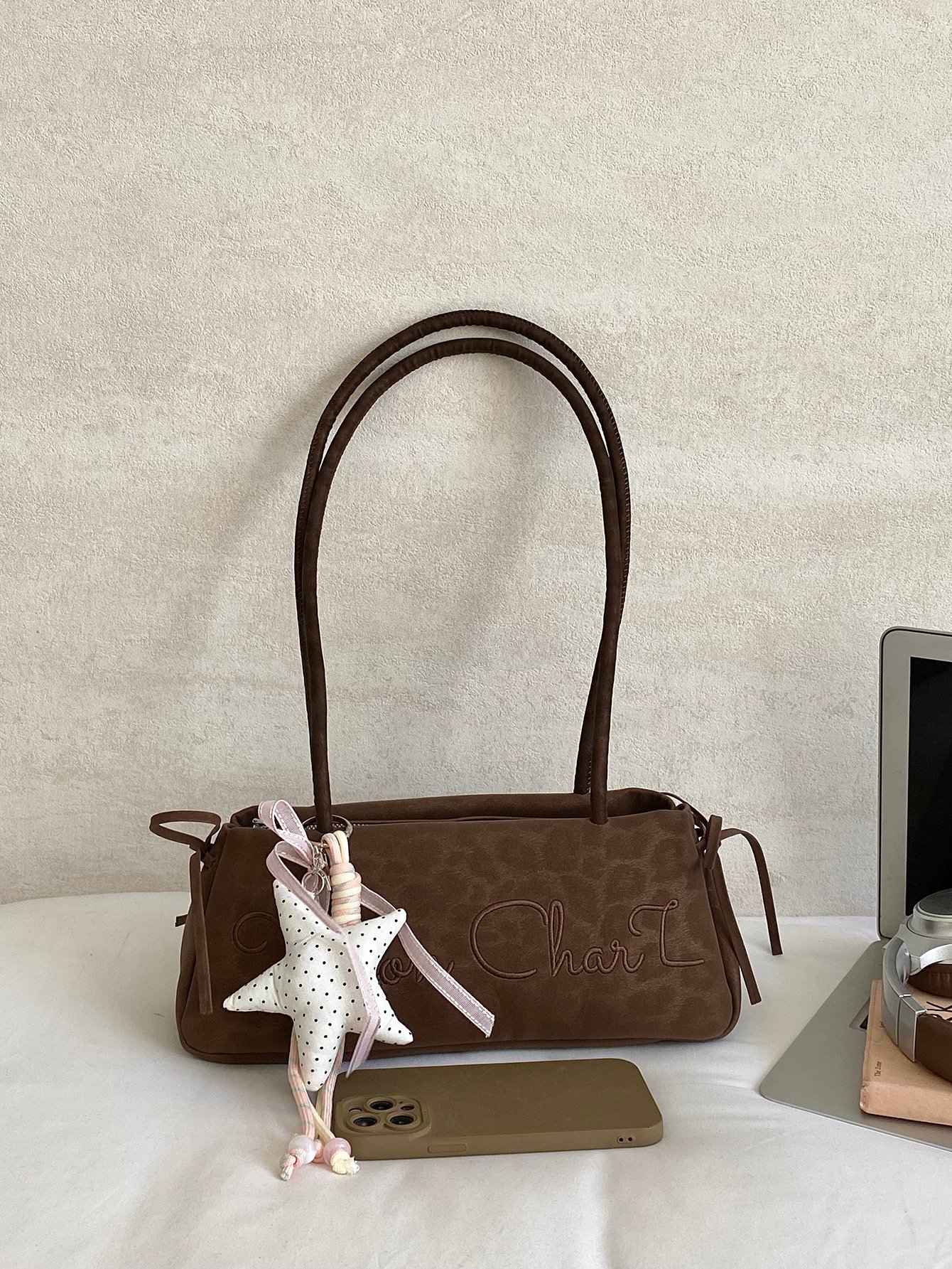 Womens single-shoulder underarm bag with keychain