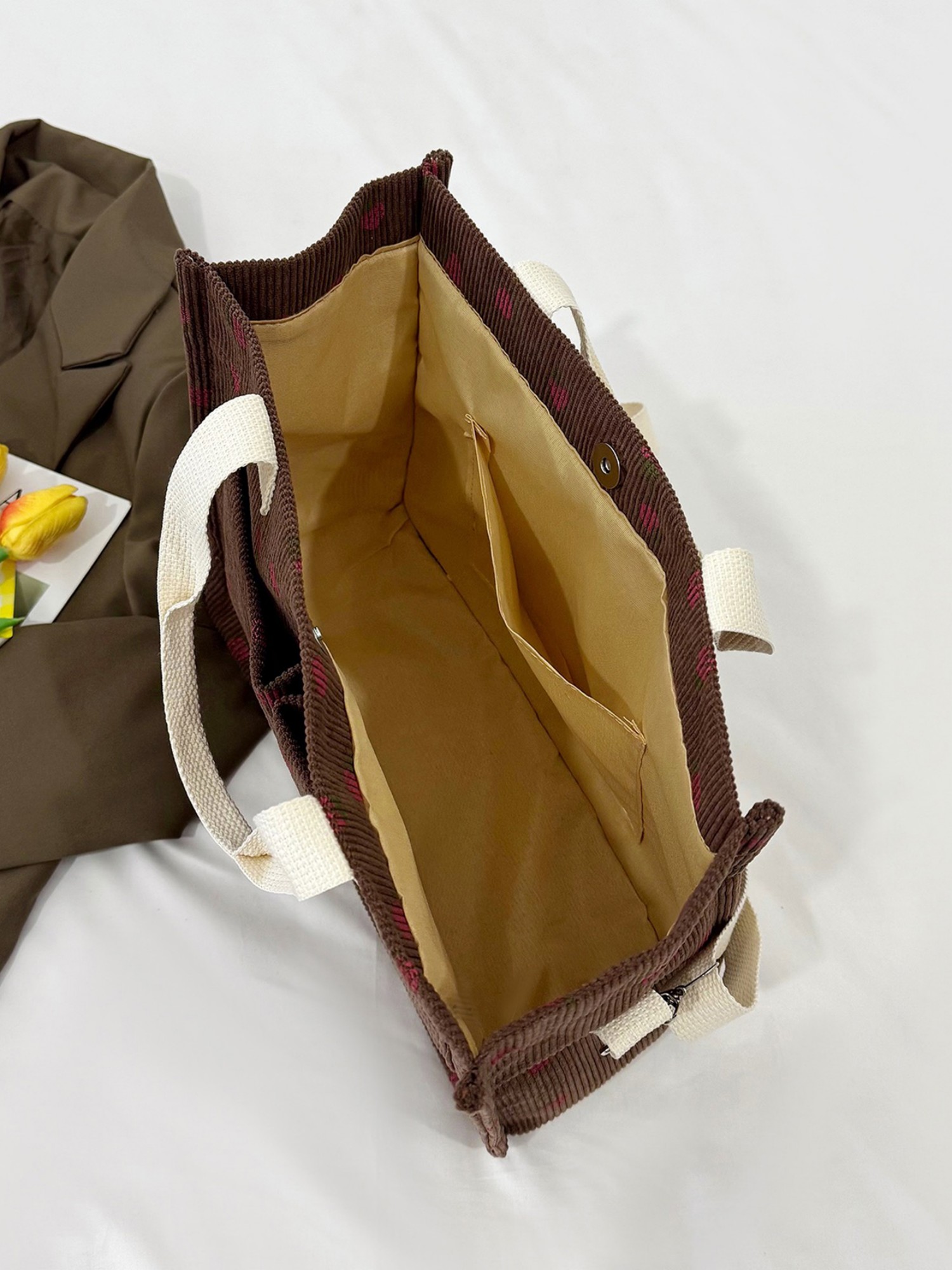 حقيبة كتف مطبوعة بسحاب بلون بني