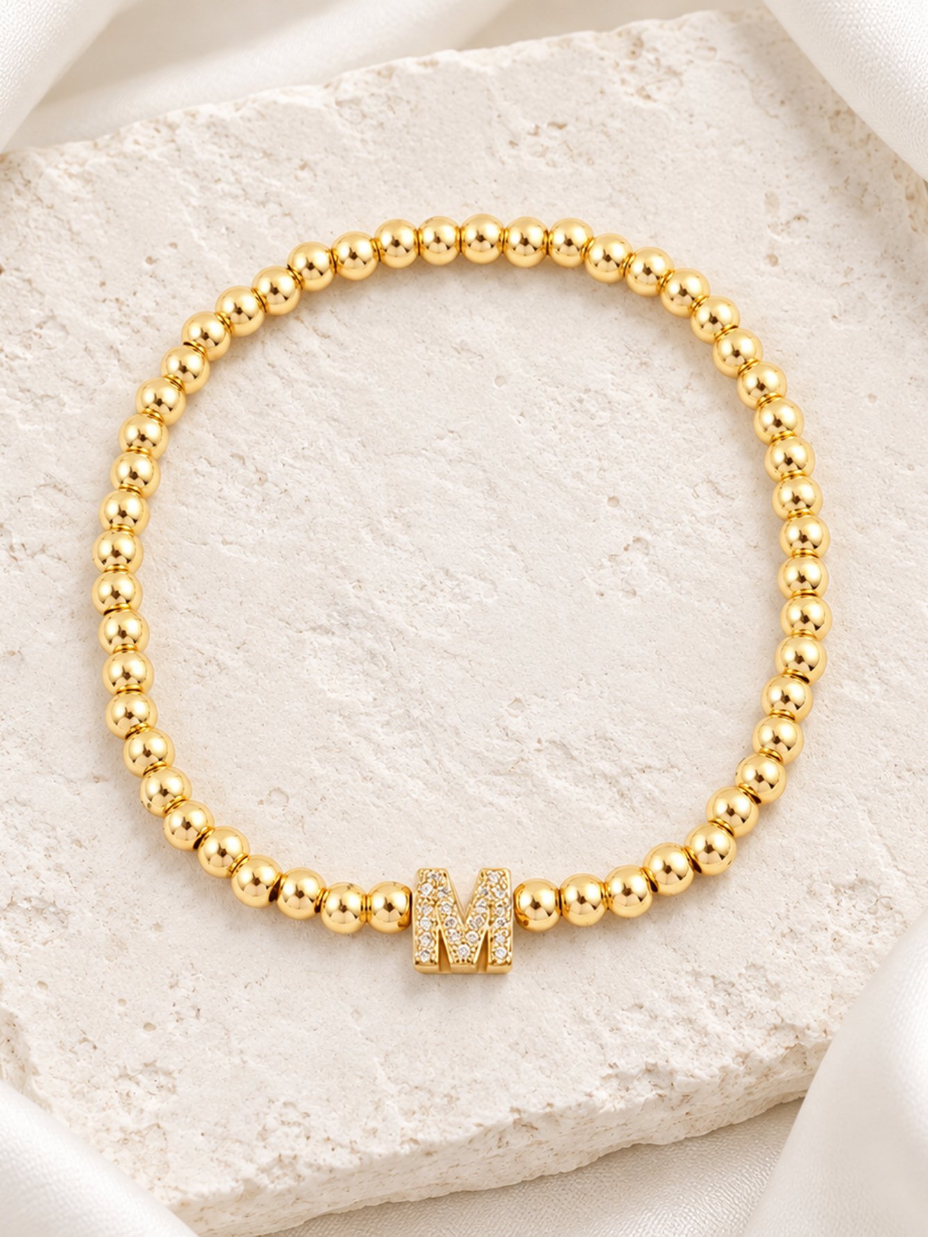أساور بحرز وحرف ذهبي