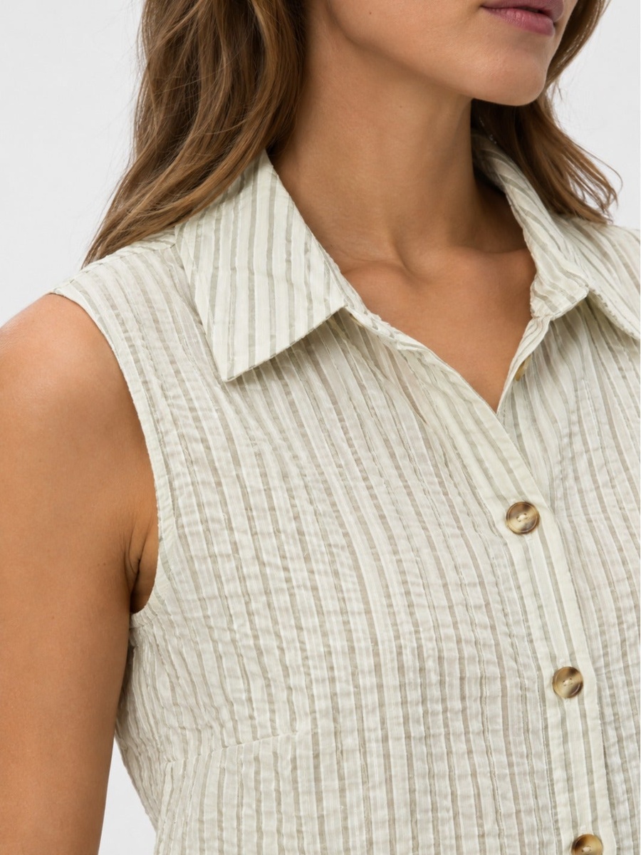 Sleeveless Buttoned Shirt