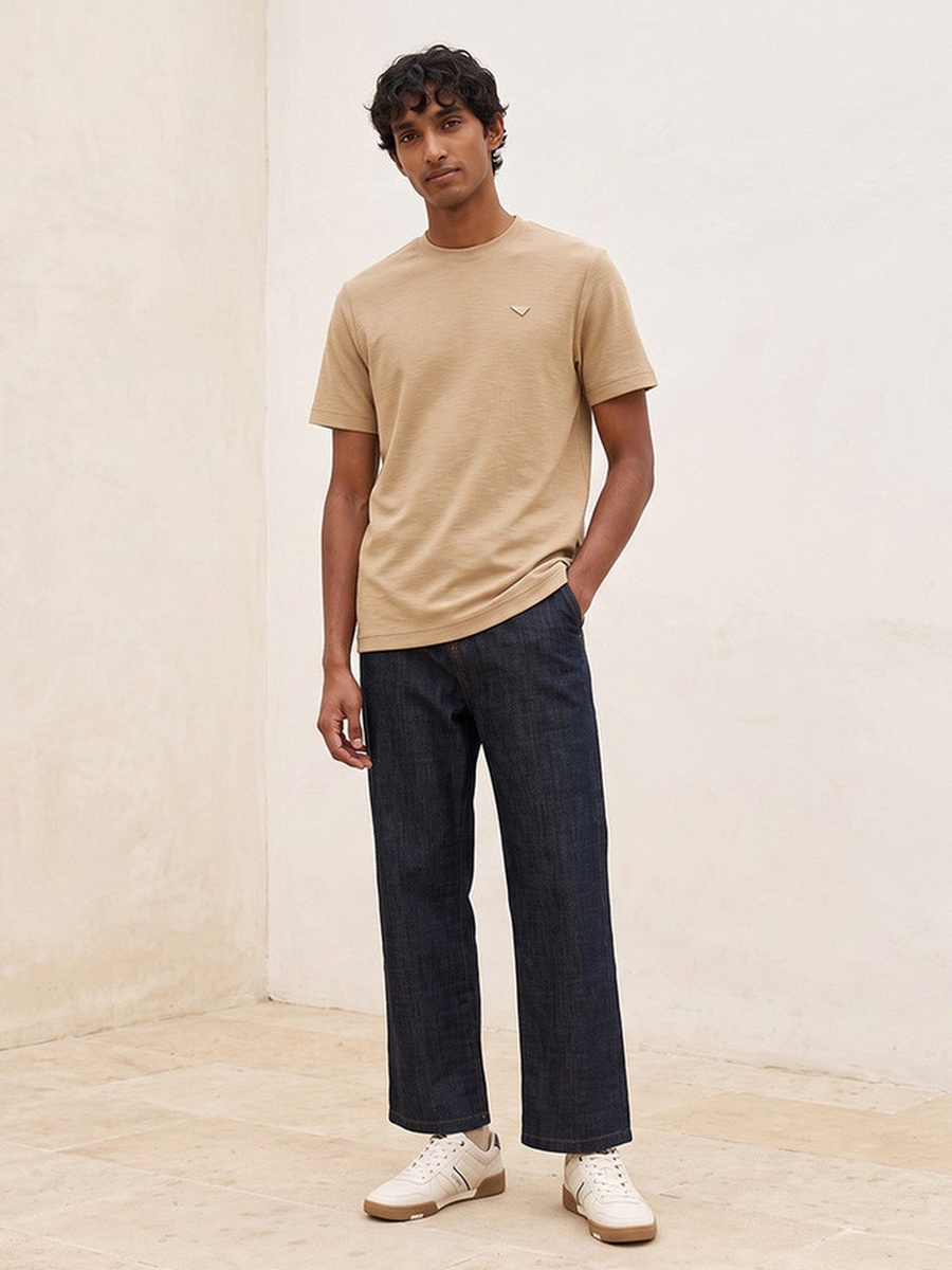 تيشيرت بتفاصيل بارزة الملمس وقصة عادية وياقة دائرية