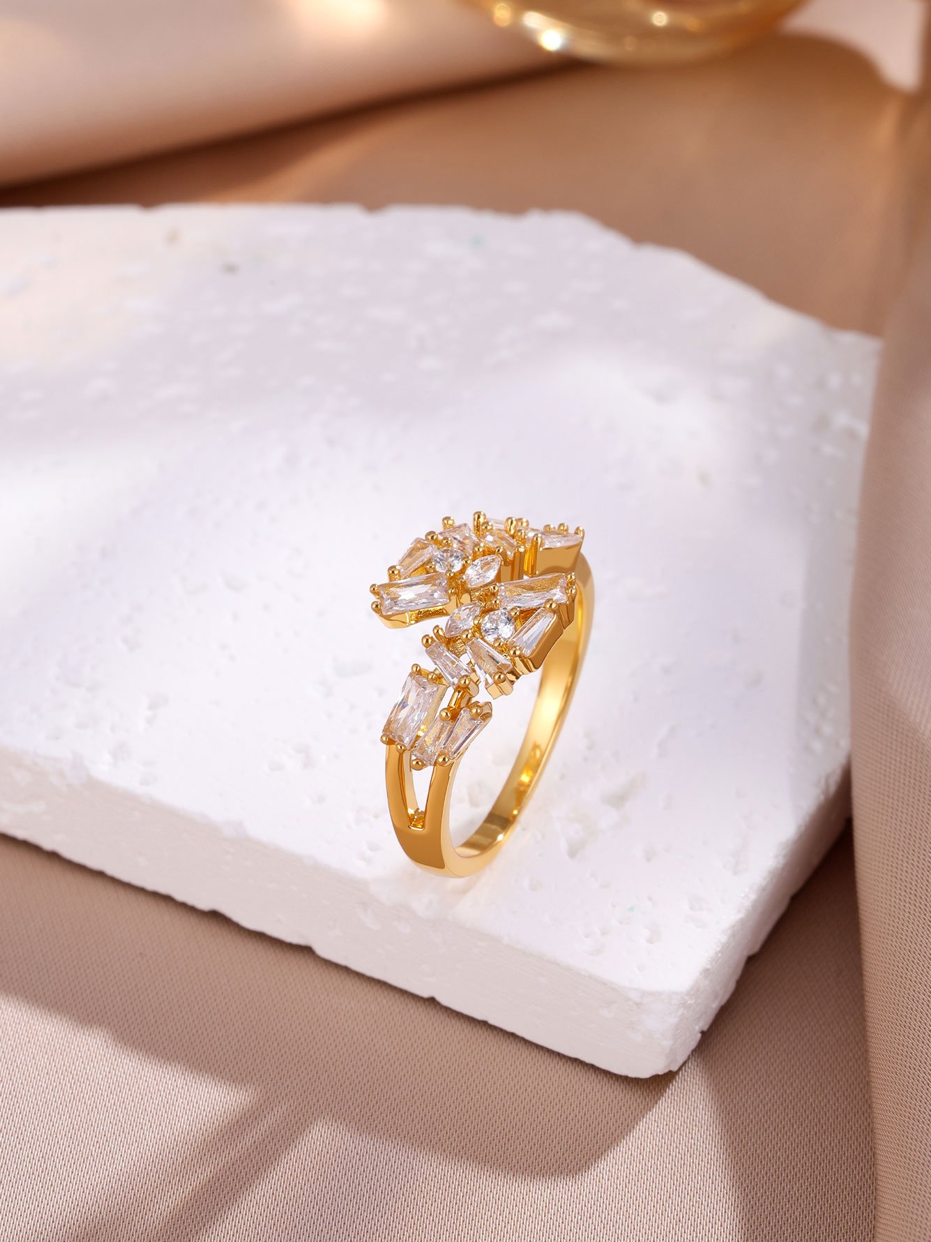 طقم من خاتم وأسورة زركون ذهبي