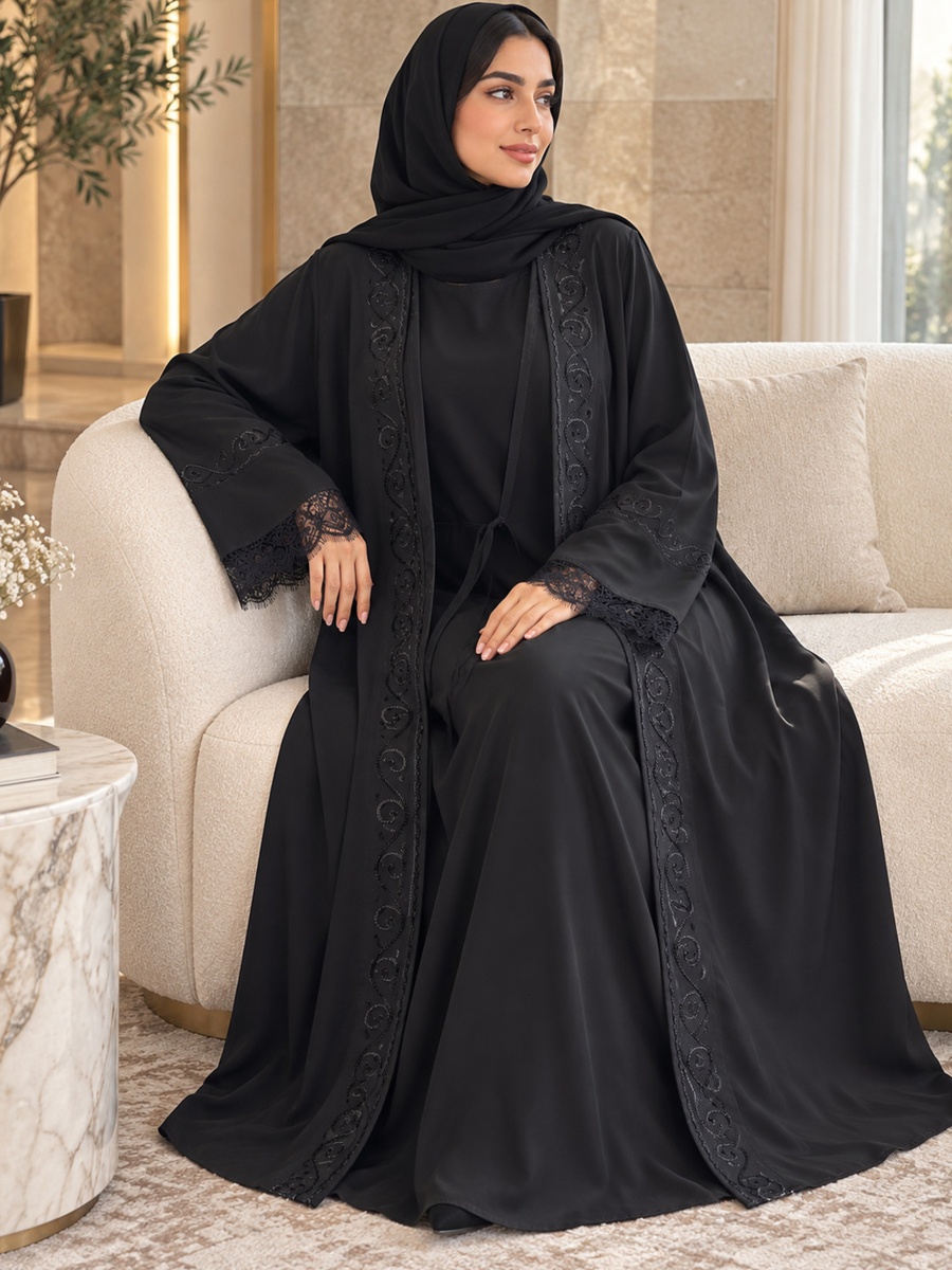 عباية مطرزة بأساور دانتيل سوداء