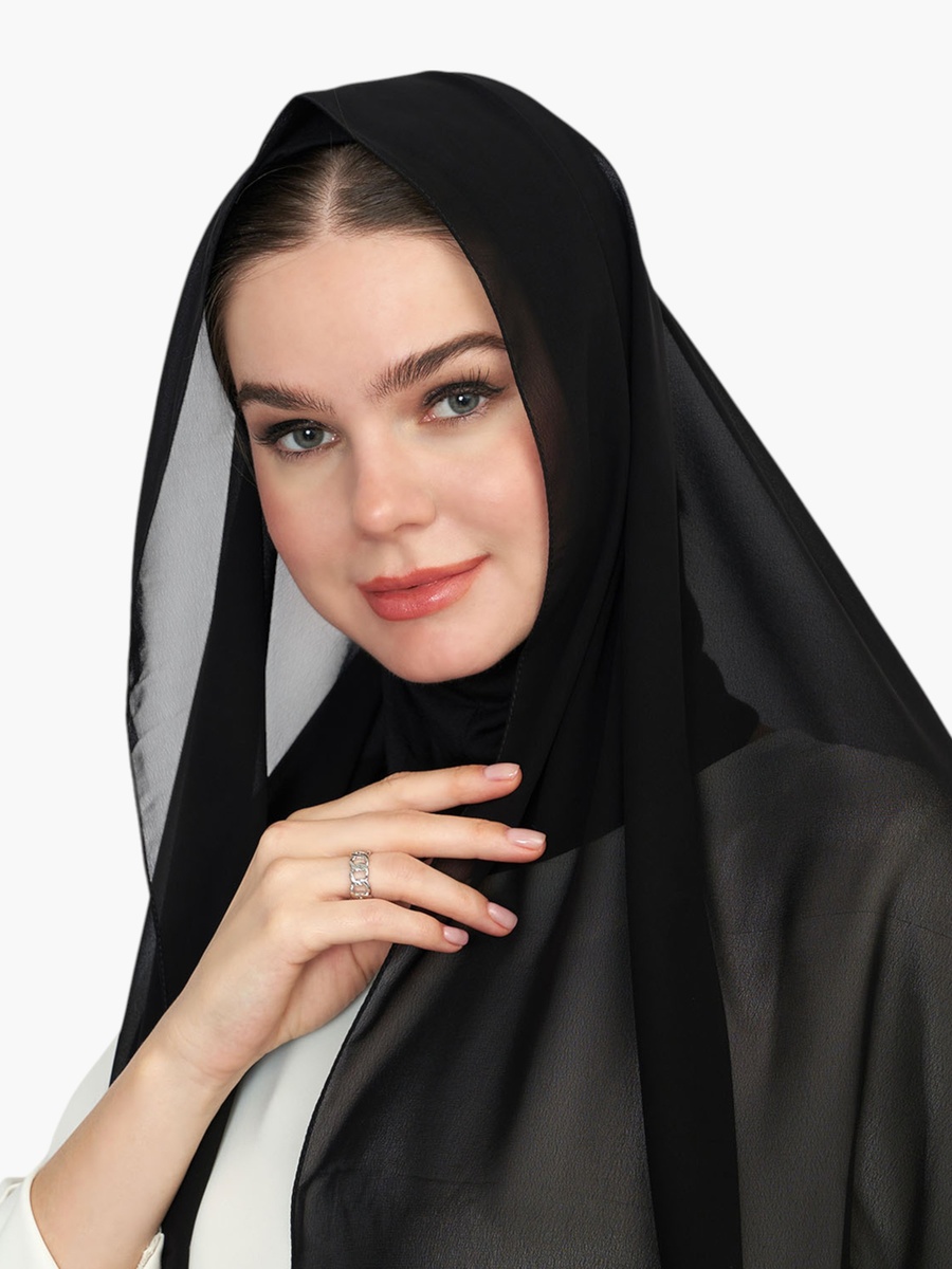 حجاب مزين بالشعار