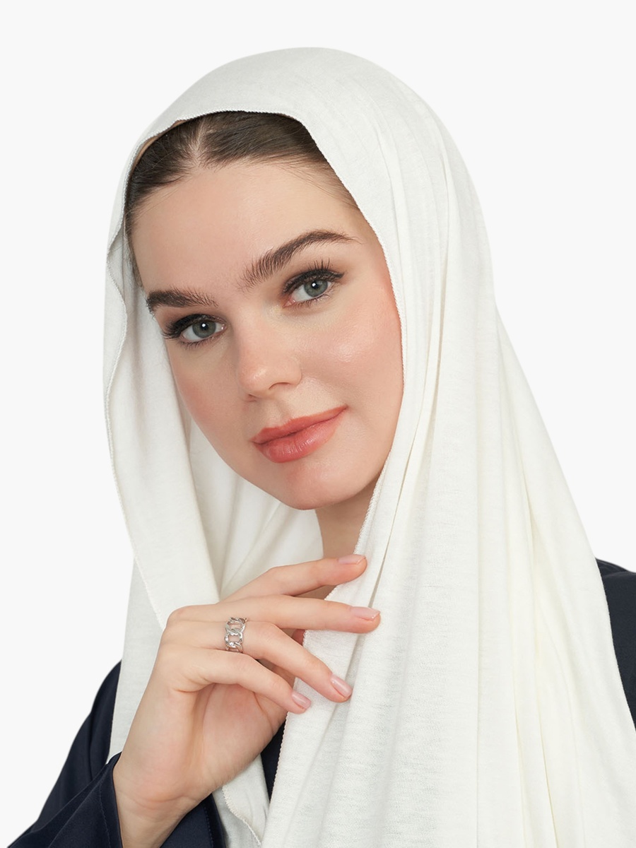 حجاب مزين بالشعار