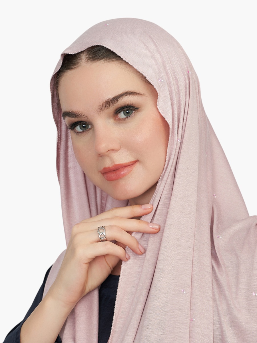 حجاب مزين بالشعار