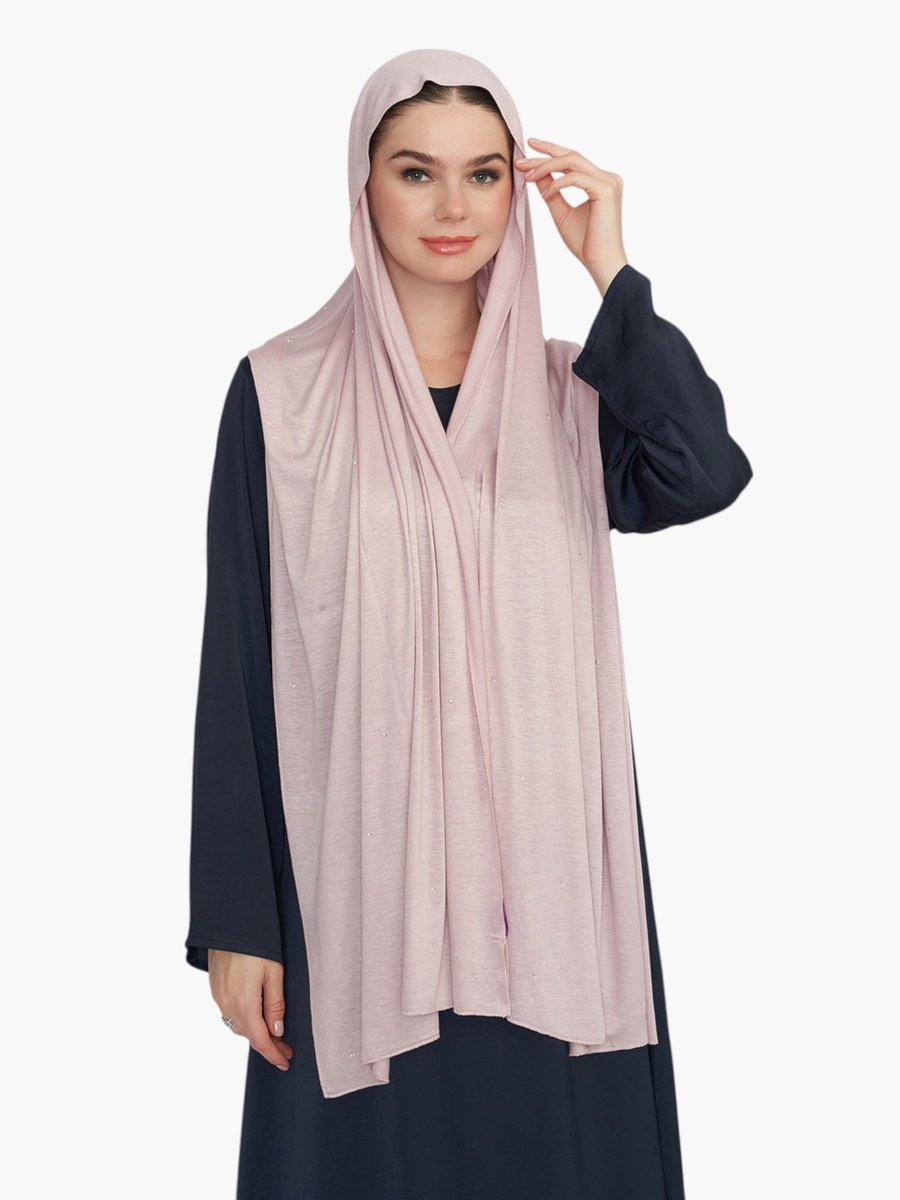 حجاب مزين بالشعار