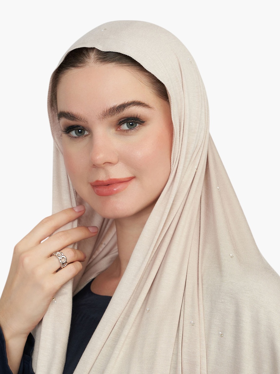 حجاب مزين بالشعار