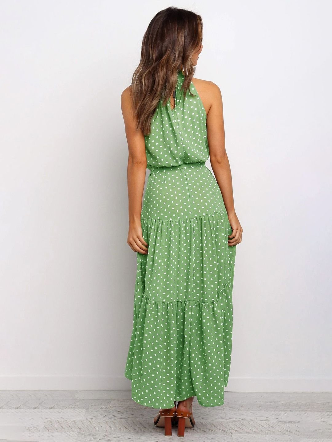 فستان طويل مطبوع بياقة هولتر وتفاصيل متعدّدة الطبقات أخضر
