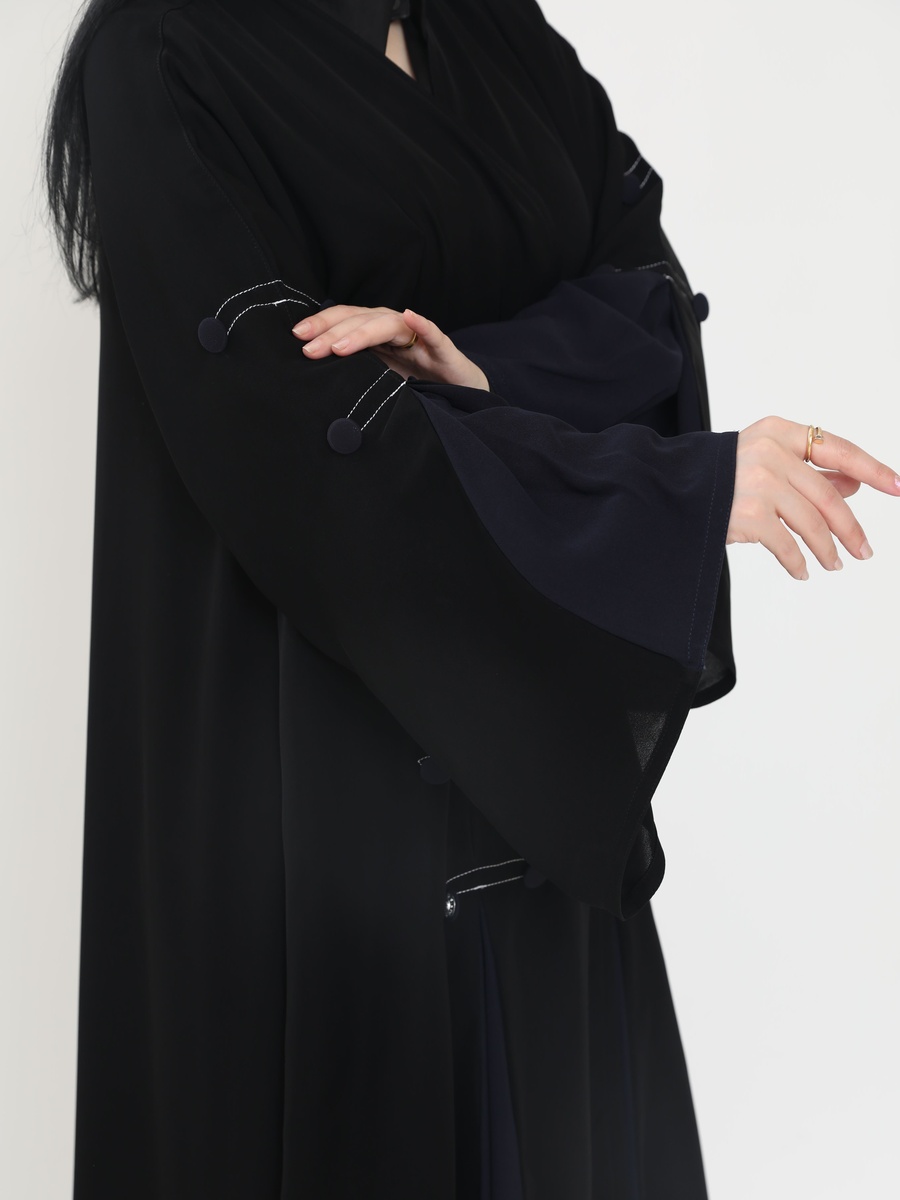 عباية سادة بأكمام واسعة بلون أسود