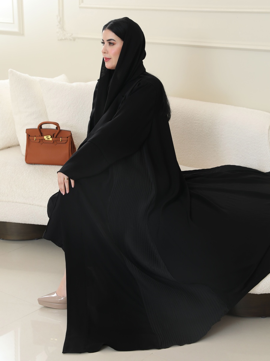 عباية بتفاصيل بليسيه سوداء