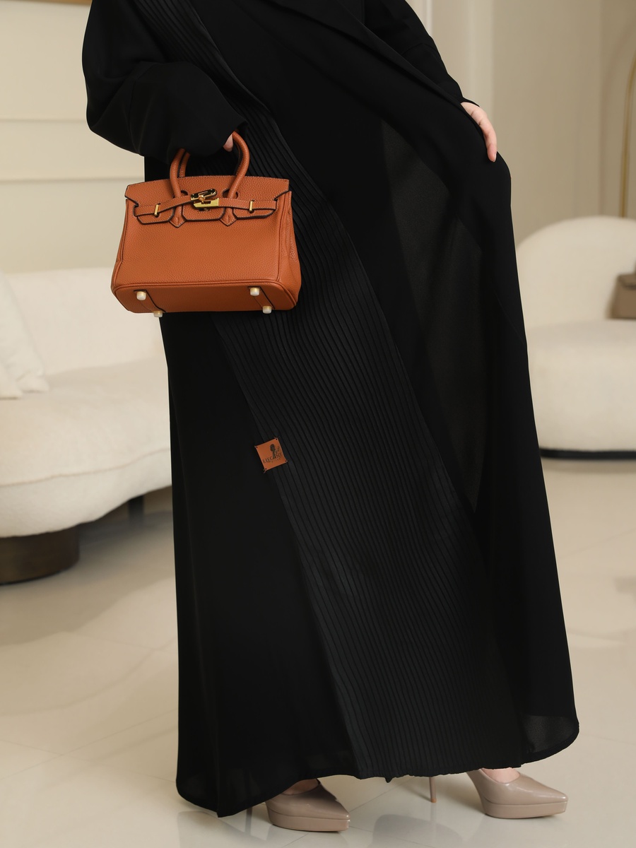 عباية بتفاصيل بليسيه سوداء