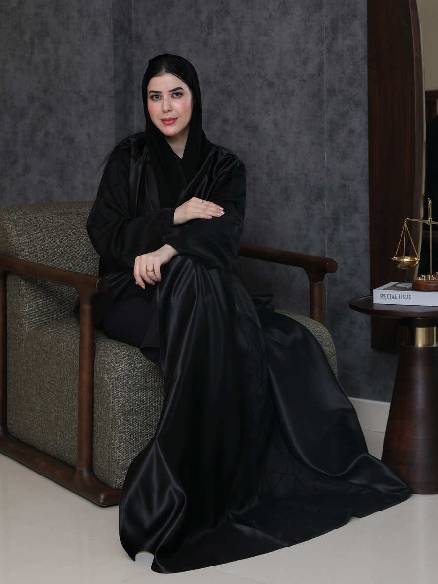 عباية سادة بأكمام طويلة بلون أسود
