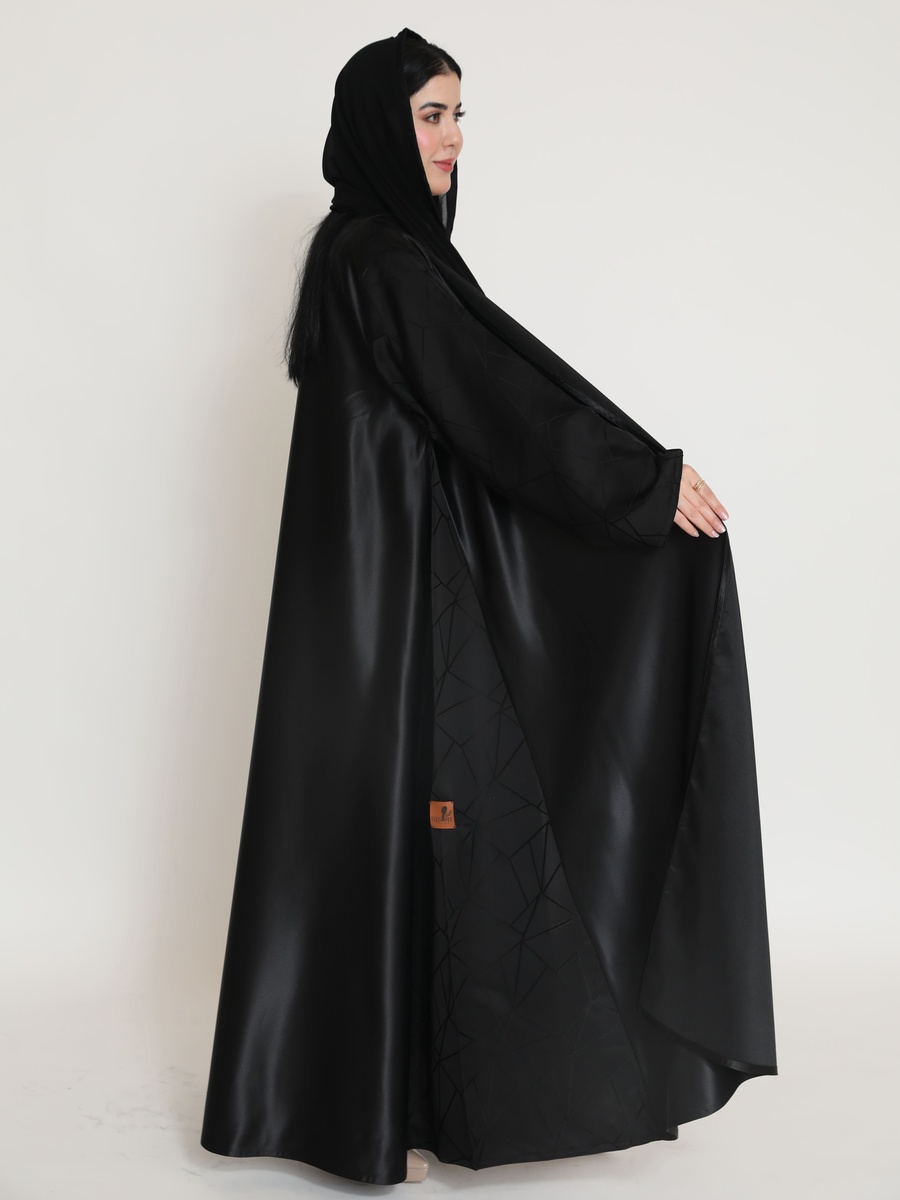 عباية سادة بأكمام طويلة بلون أسود