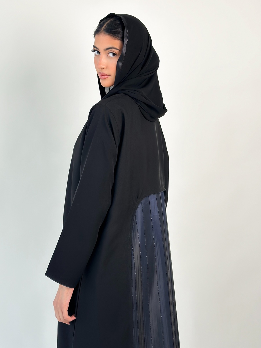عباية بأكمام طويلة بلون أسود
