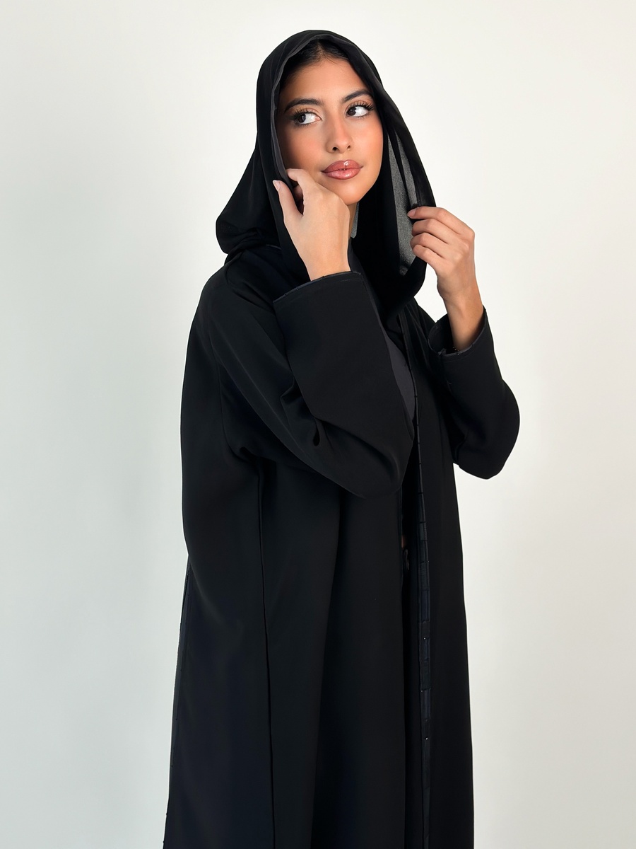 عباية بأكمام طويلة بلون أسود