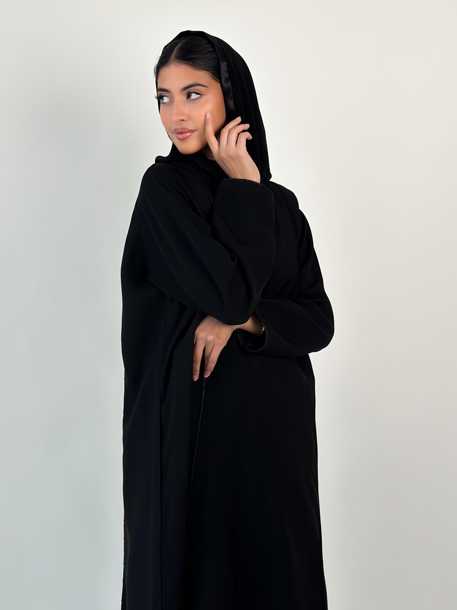 عباية بأكمام طويلة بلون أسود