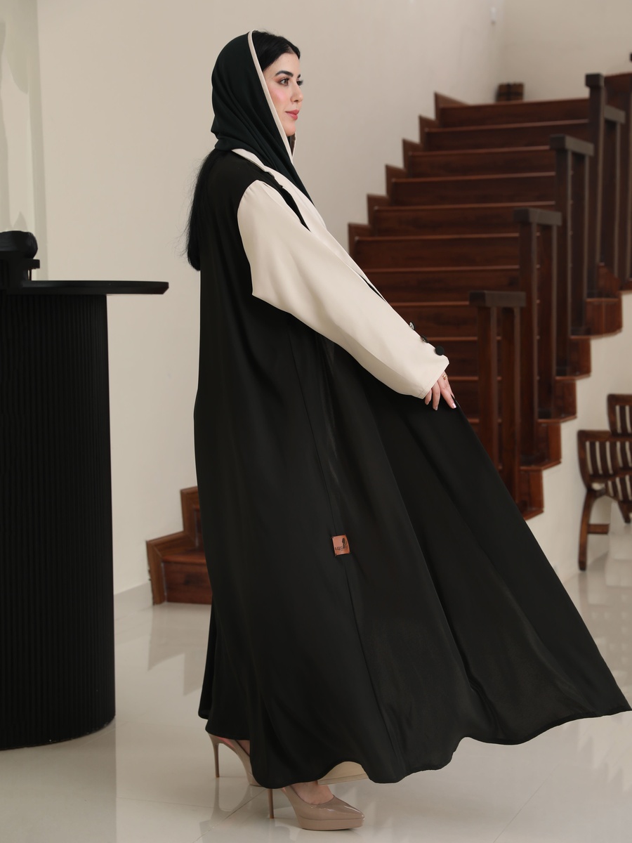 عباية بنمط كتل الالوان بلون أسود