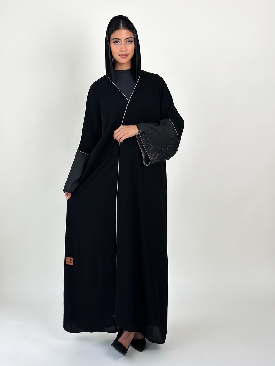 عباية بأكمام منقوشة بلون أسود