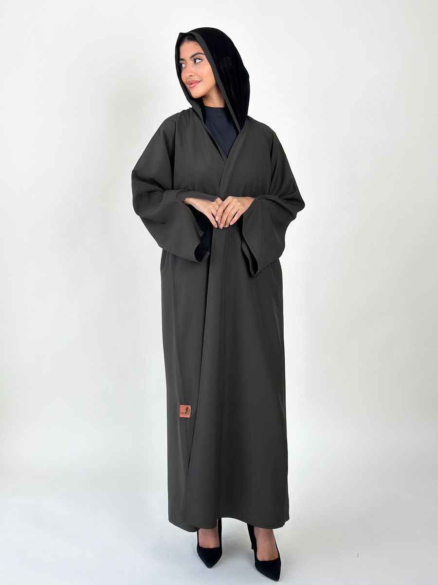 عباية سادة بلون أسود