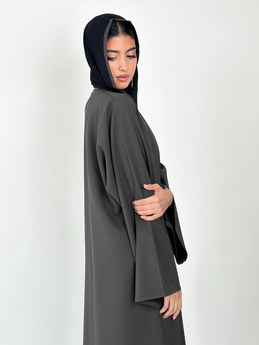 عباية سادة بلون أسود