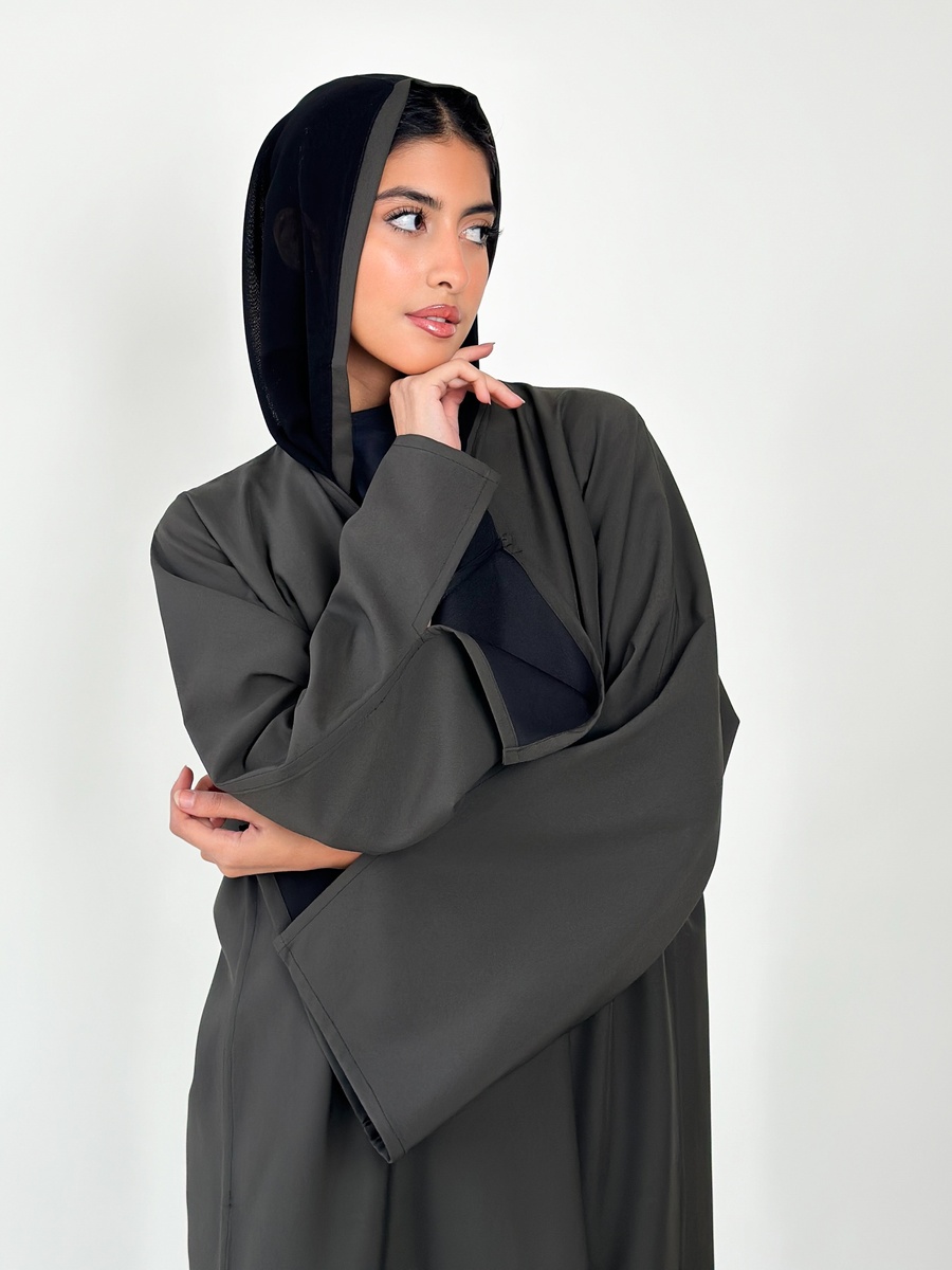 عباية سادة بلون أسود