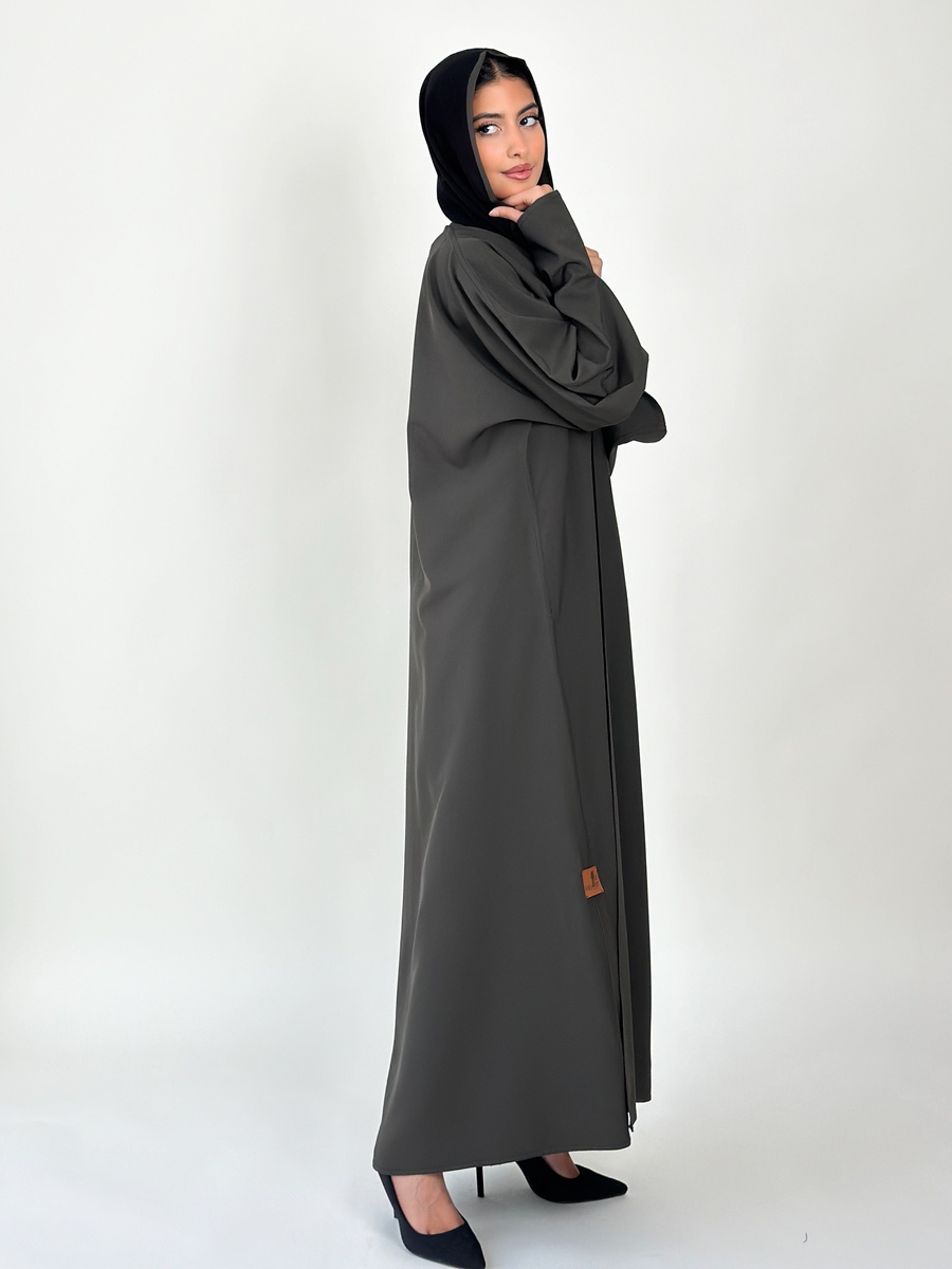 عباية سادة بلون أسود