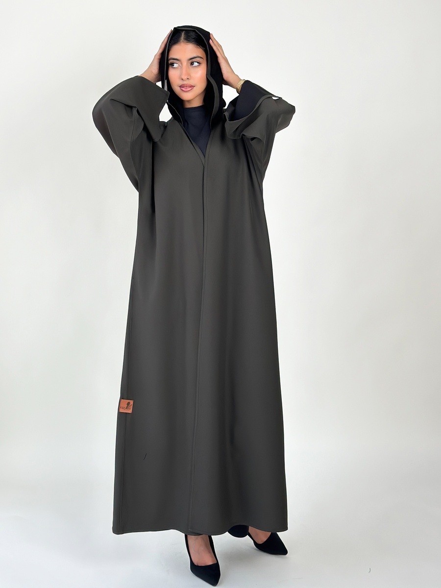 عباية سادة بلون أسود