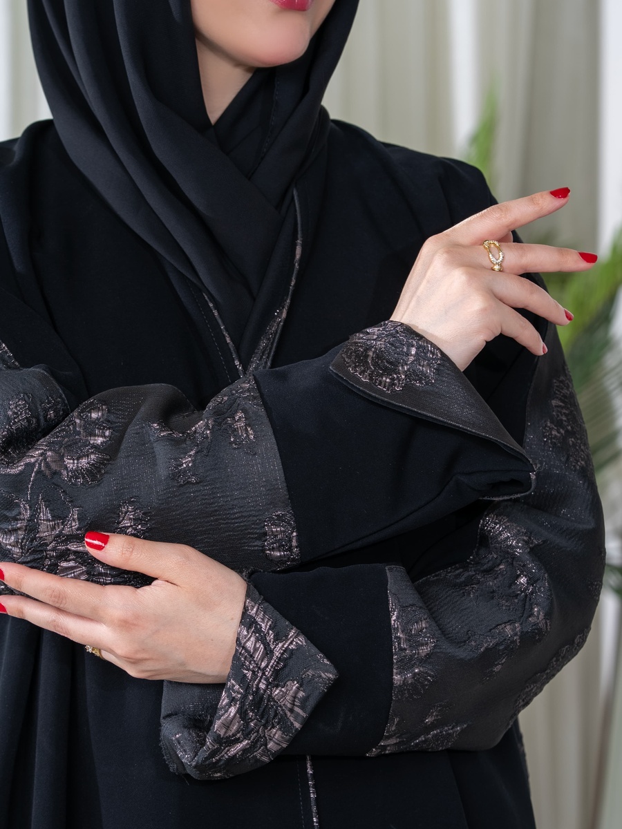 عباية بنمط زهور بلون أسود