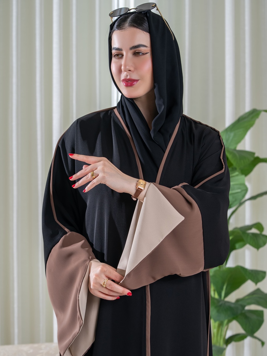عباية مفتوحة من الأمام بلون أسود