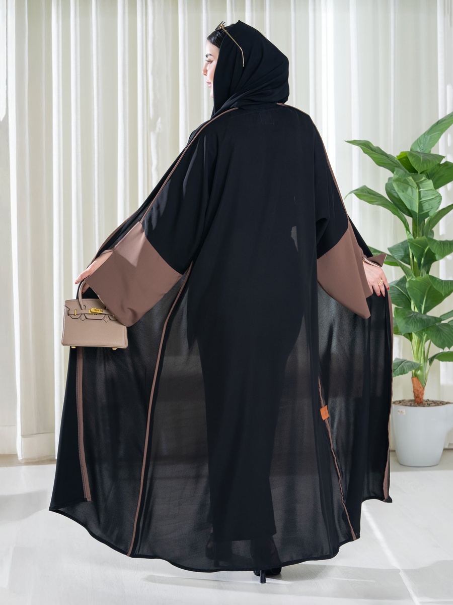 عباية مفتوحة من الأمام بلون أسود