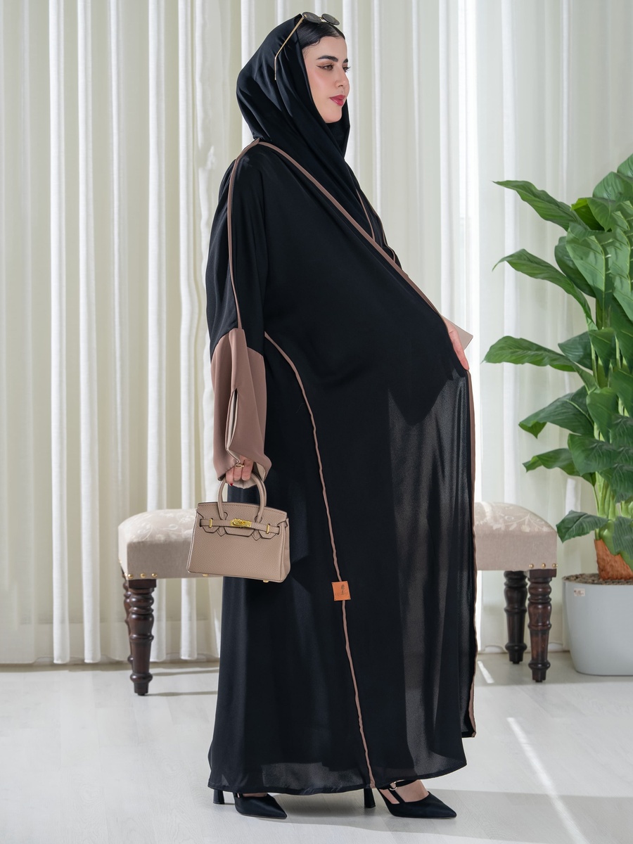 عباية مفتوحة من الأمام بلون أسود