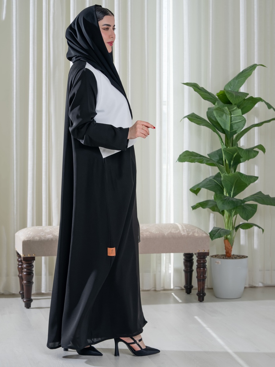 عباية بألواح متباينة بلون أسود