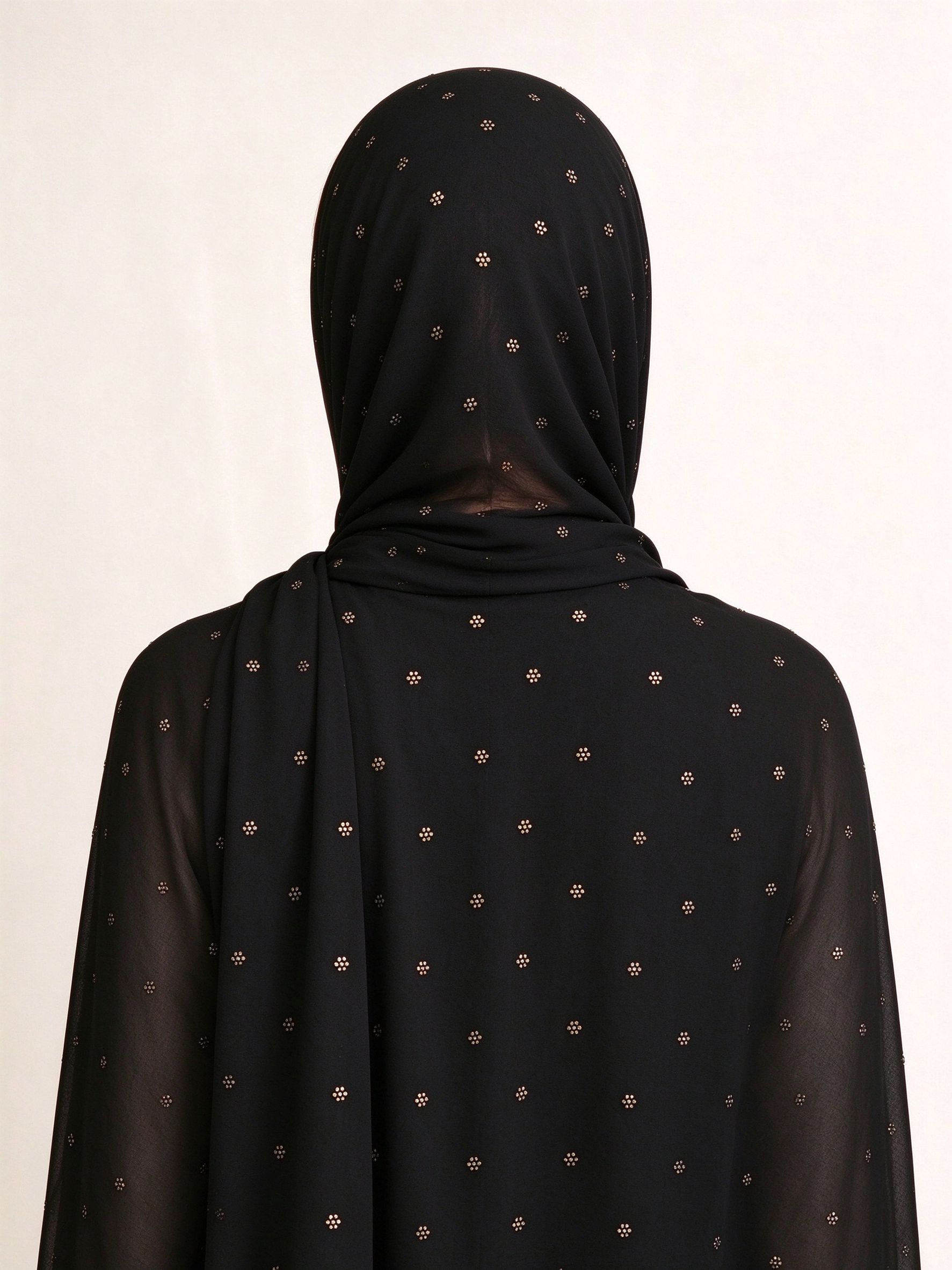 حجاب بتطريز أسود