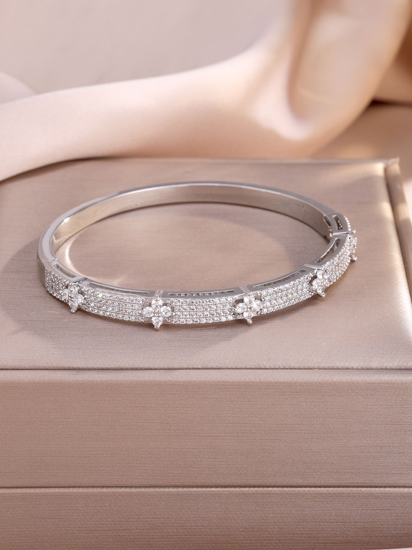 Set of 2 Silver Flower Bangle-Style Bracelet