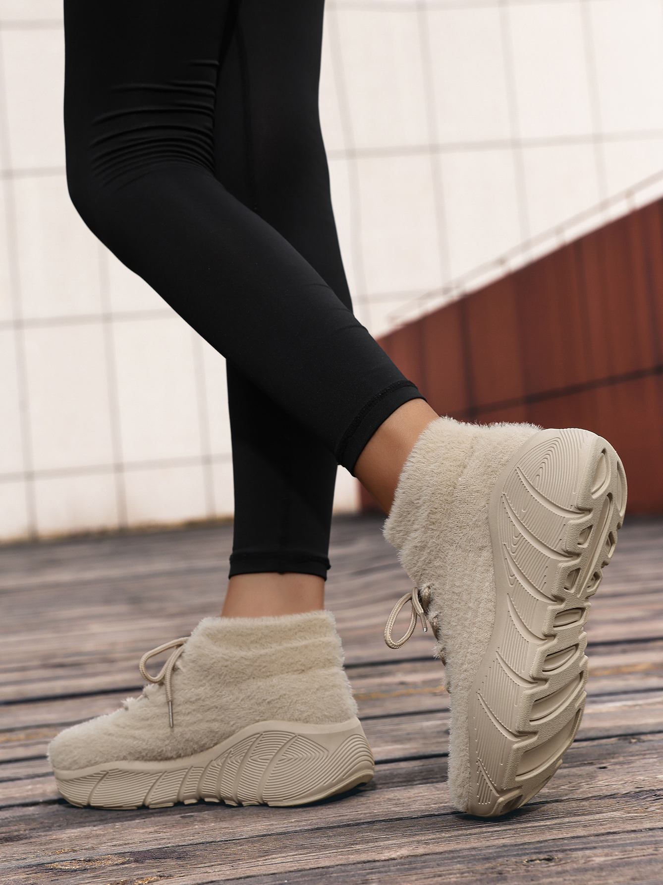بوت بطول الكاحل بأربطة وتفاصيل بارزة الملمس بيج