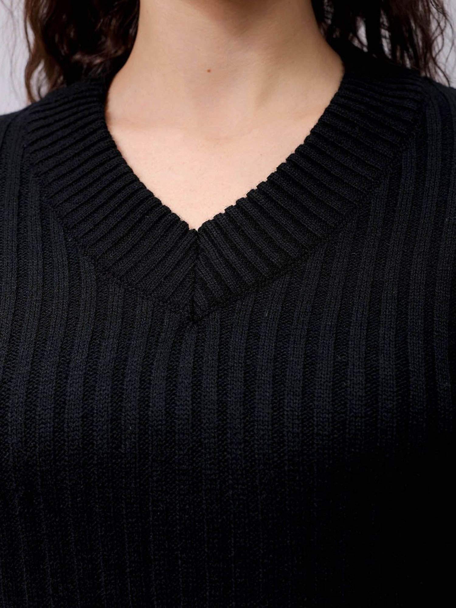 Black Solid Sweater with Long Sleeves