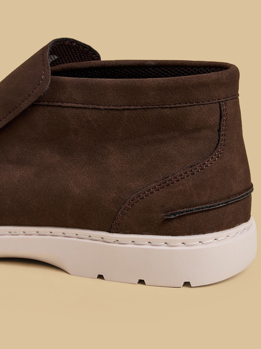 حذاء بوت بطول الكاحل بتصميم سهل الارتداء وتفاصيل بارزة الملمس